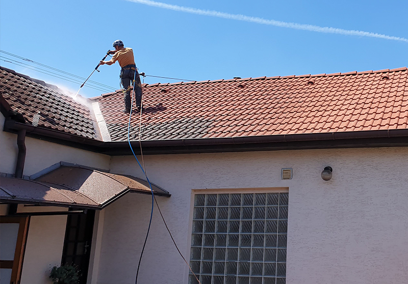 Vyčištěná střecha rodinného domu po čištění tlakovou pistolí, čištění střechy v Olomouci