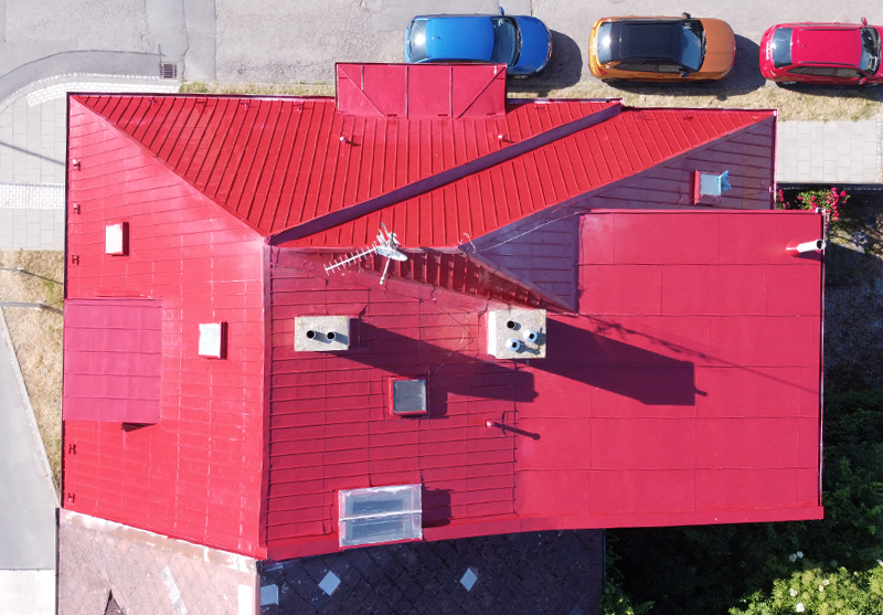 nátěr červené střechy velkého rodinného domu